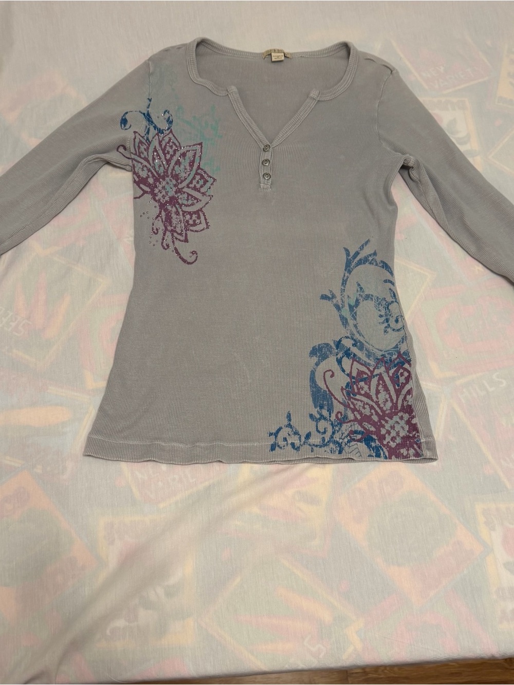 FRIENDS Light Gray Ribbed Henley Top with Subtle Green Accent Large Junior’s